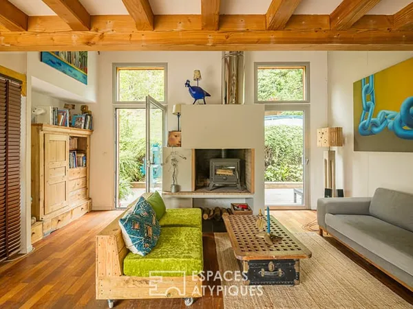Maison d'architecte en bois dans les arbres