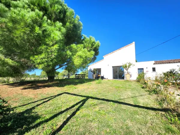 Très belle villa de plain-pied avec jardin et piscine à Vauv