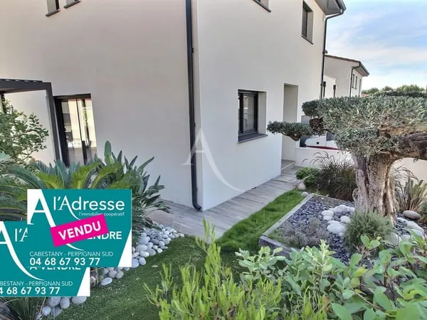VILLA RÉCENTE DE 138 M² SUR TERRAIN 3 FACES AU CALME AVE PISCINE