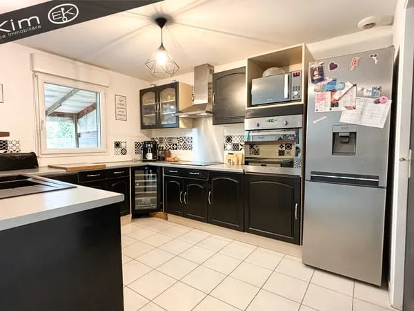 Maison 115 m2 , 6 pièces, 3 chambres et un bureau.