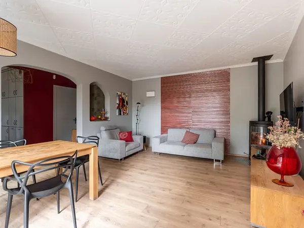 Maison de 157 m² à MEYZIEU, secteur calme, trois chambres, jardin, piscine, a deux pas du tramway et