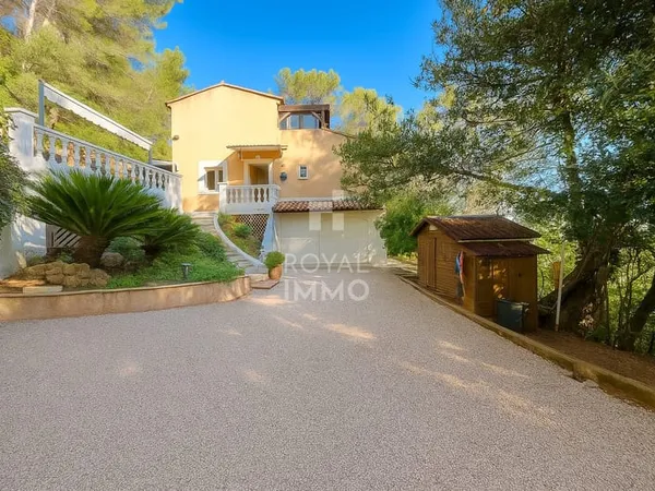 CUERS - MAISON TRADITIONNELLE - 190 M2 DANS UN CADRE CHAMPÊT