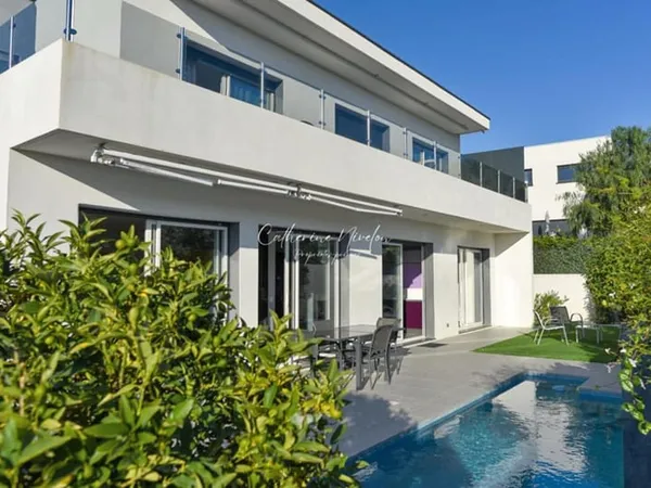 Villa 7 pièce(s) 200 m2