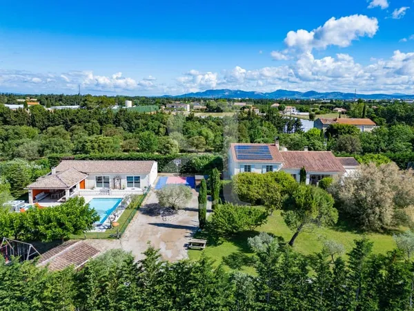 Spacieuse villa traditionnelle avec piscine et dépendances rég