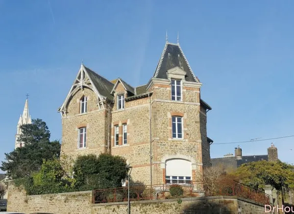 Centre ville de GORRON, maison de caractère, 7 chambres, jardin et garage