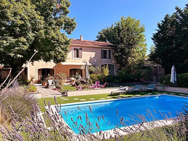 Charmant mas rénové avec jardin arboré et piscine à Carpentr