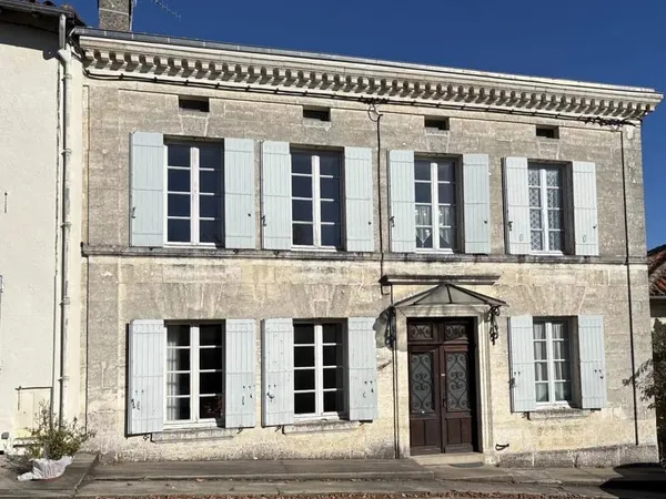 Maison familiale superbement située dans un village classé et recherché, avec un jardin séparé