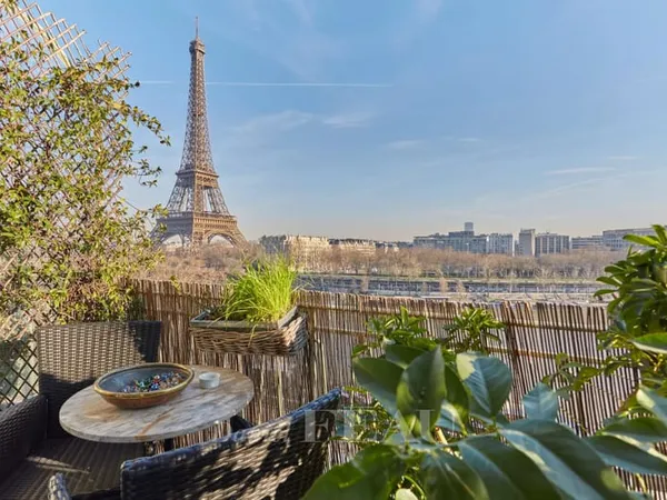 Paris XVIe - Quai Kennedy - vue tour Eiffel.