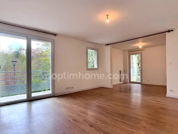 Appartement T2/T3 71 m², 2 balcons, grand garage, métro à moins de 10 minutes