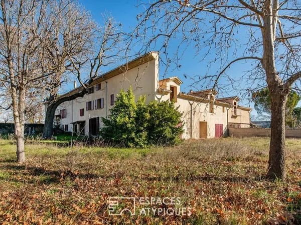 Propriété de 845 m2 à repenser sur magnifique domaine