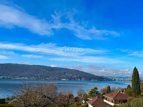 Appartement refait à neuf avec grande terrasse vue lac.