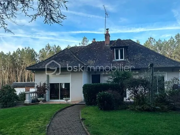 À vendre : Maison de 120 m² avec jardin paysagé, dépendances et nombreuses possibilités d'aménagemen