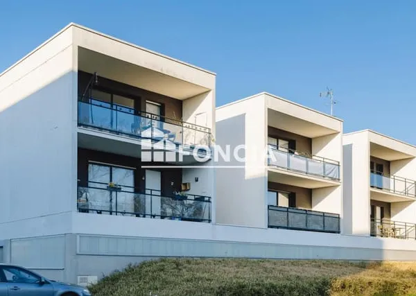 L'HERMITAGE : Dans petite copropriété, très agréable T3 de 67 m2 avec balcon, garage et parking . Li