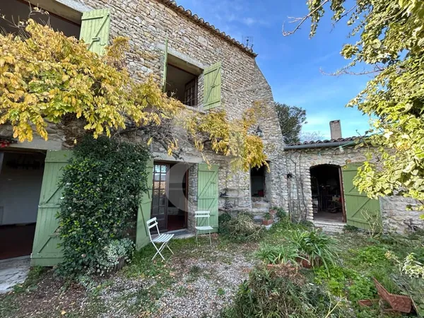 Maison de village en pierre située région Nyons
