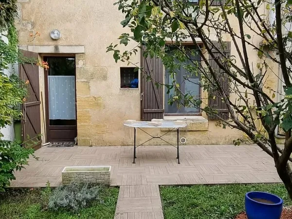 MAISON DE VILLE EN PIERRES SUR JARDIN actuellement louée .