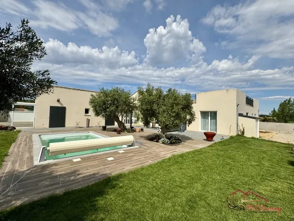 Qartier résidentiel, belle villa de plain-pied avec pisicne sur