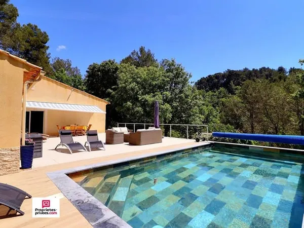 Propriété à Evenos 10 pièce(s) 293 m2 - deux maisons sur une parcelle de 69215 m2