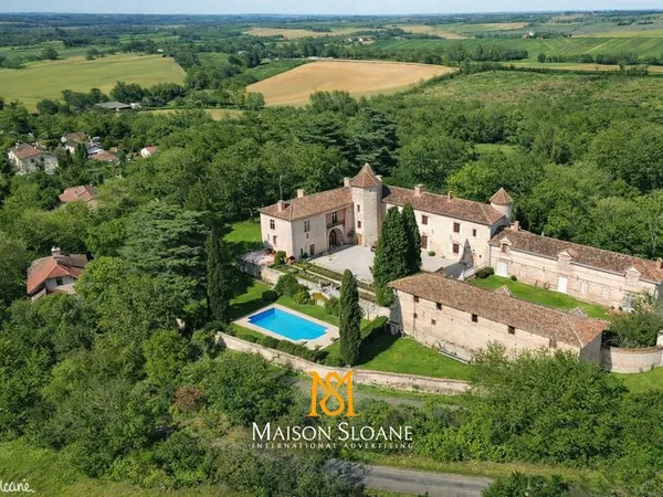 Château impeccablement rénové dans le Gers