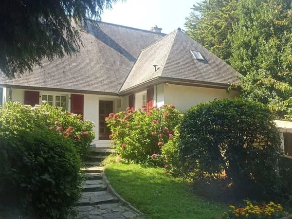 Maison de famille cossue, dépendance en campagne avec 6600 m 2 de parc arboré, aux portes de Hede.