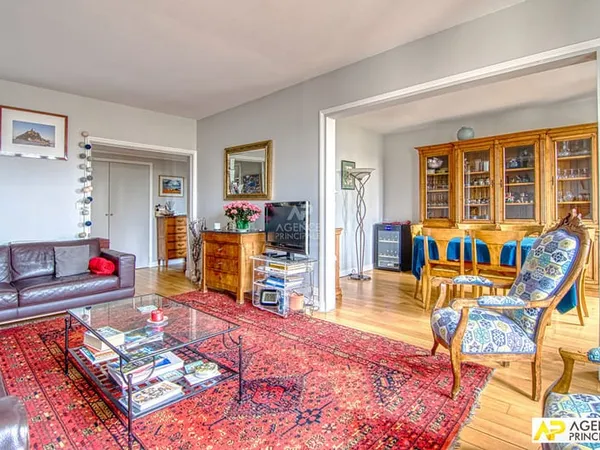 Versailles Avenue de Paris Appartement 7 pièces 139 m² au sol situé au 4ème et dernier étage avec as