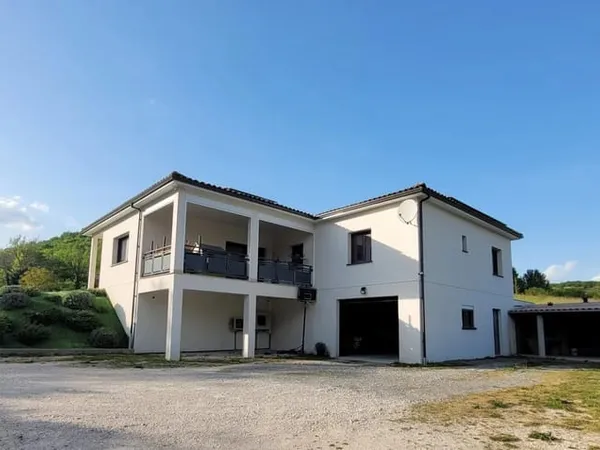 Superbe et spacieuse maison contemporaine située à proximité de Montcuq, dans la région du Quercy bl