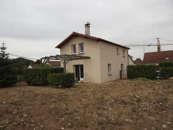 Maison d'habitation en bon état, 85 m2 hab environ et garage