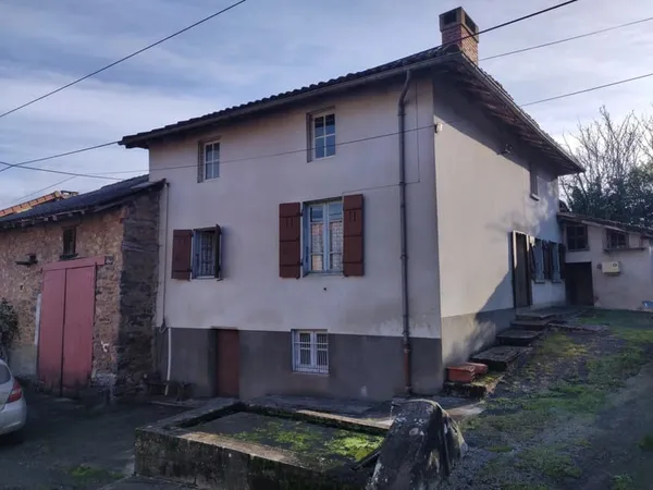 Maison de hameau avec grande grange