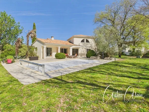 Maison familiale de standing - 230 m² - Terrain arboré de 2 080 m² avec piscine