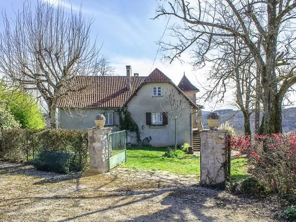 Ancien corps de ferme à rénover avec 9 ha de terrain et des belles vues