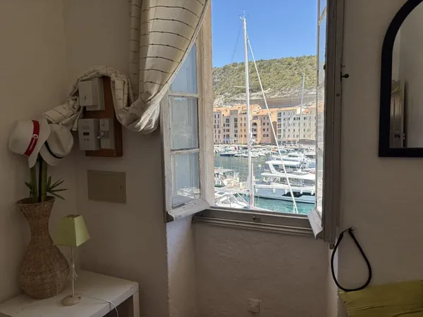 Appartement idéalement situé avec vue imprenable sur le port