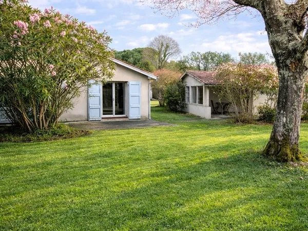 Maison familiale avec dépendances à Lanton