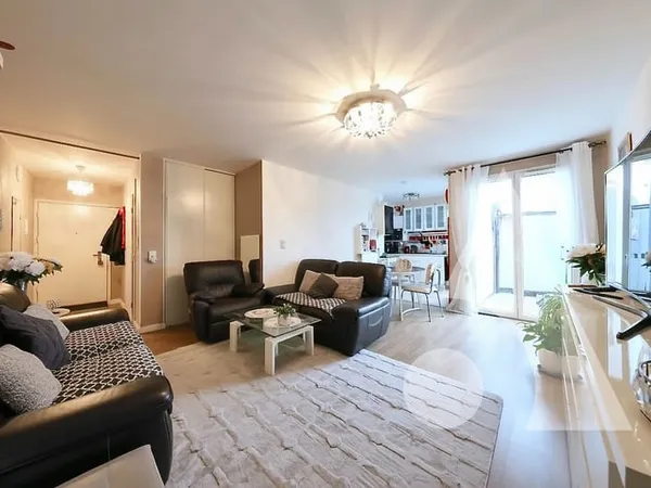 Appartement F3 avec grand balcon + box/garage