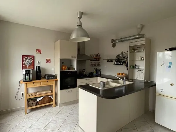 143 m2 habitables + sous-sol + garage indépendant. 5 chambre