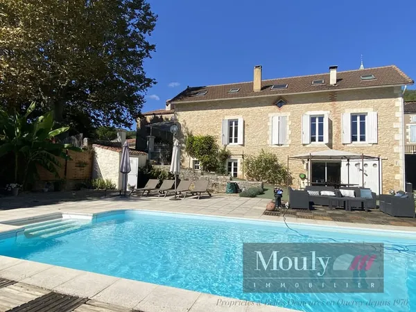 MAISON COEUR DE VILLAGE AVEC PISCINE