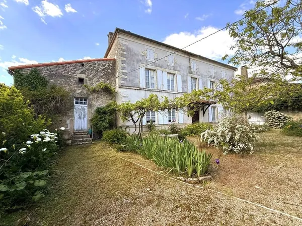 Belle maison de maître du XIXe siècle comprenant six chambres