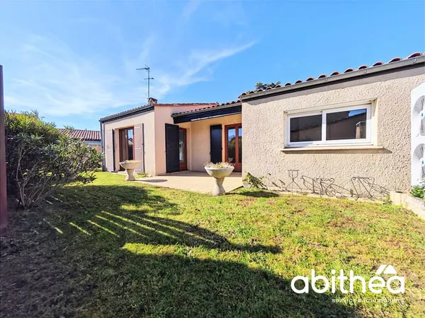 Un cocon lumineux à l'Épinette : confort moderne, jardin int