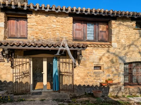 Maison en pierre atypique dans un hameau