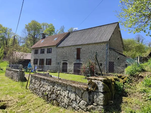 MAISON DANS UN ENVIRONNEMENT TRES CALME
