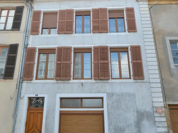 À vendre en exclusivité à Stenay (Meuse) - Spacieuse maison de ville de 235 m² avec garage, cour, 4 