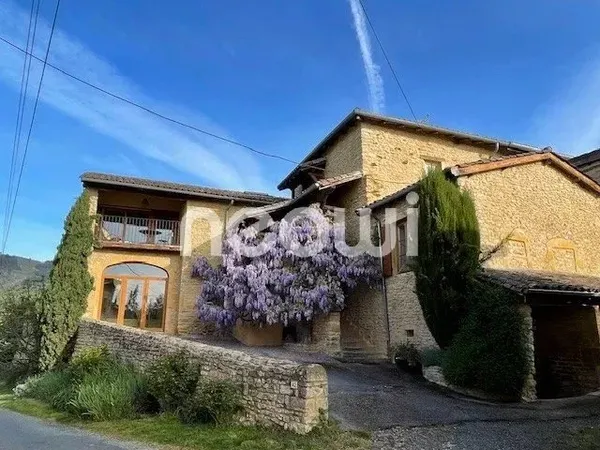 MAISON PERRES DOREES AVEC VUE PANORAMIQUE ET JARDIN PAYSAGE