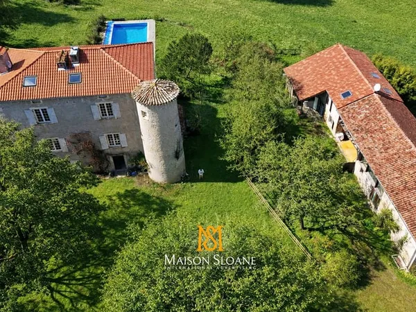 Château + Grange Rénovée à Cassagne