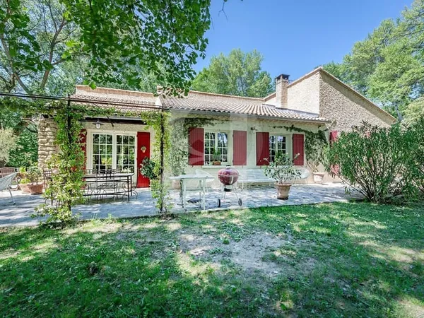 Charmante villa avec terrain arboré avec vue région PERNES LES