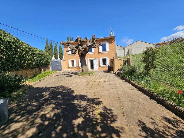Apt en Luberon, Belle bâtisse de 110m2 avec grande cour priv