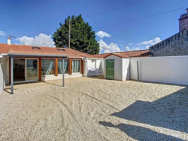 A 800m DE LA PLAGE ET DES COMMERCES - MAISON EN TRES BON ETA