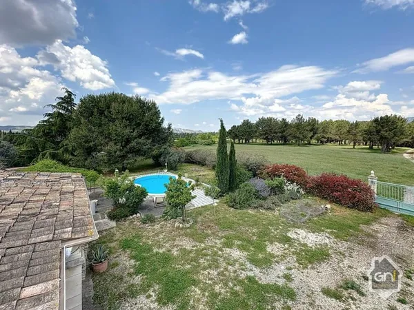 Mas Mitoyen avec dépendances et piscine