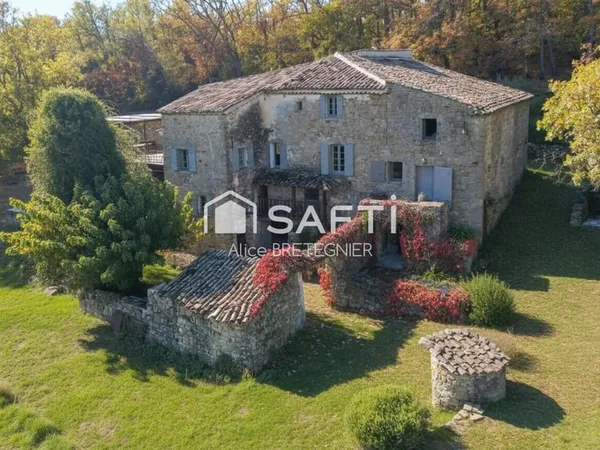 Domaine - Ancienne ferme en pierre rénovée avec soin et pensé pour le confort du quotidien. L'instal