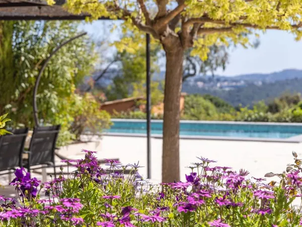 Propriété d'exception avec piscine et dépendance Vue mer