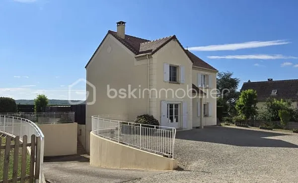 Maison contemporaine spacieuse avec piscine à Bouville