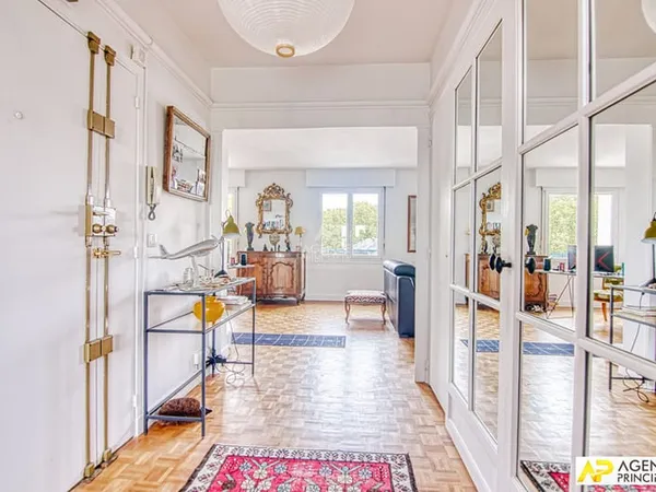 Versailles Notre-Dame Boulevard de la Reine Appartement 5 pièces 103 m² situé au 5ème et dernier éta