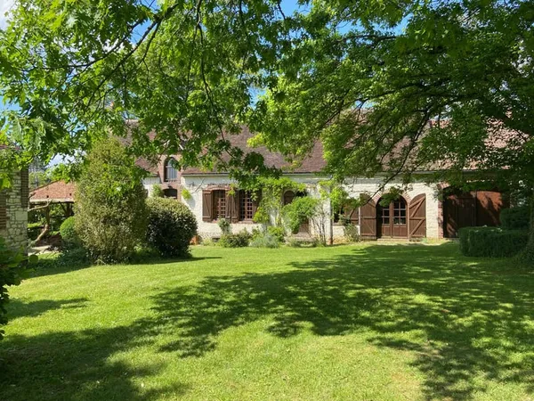 Vous serez séduit par cette Longère et sa maison d'amis de 2